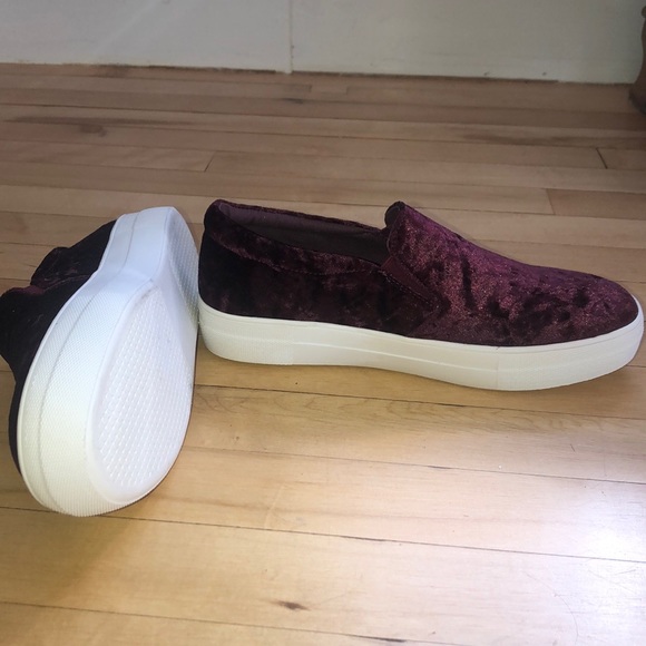 NEW STEVE MADDEN Slides (size 9) - Picture 3 of 3